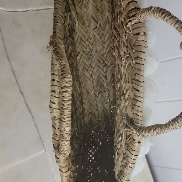 Beautiful pom pom rattan bag - Picture 2 of 3
